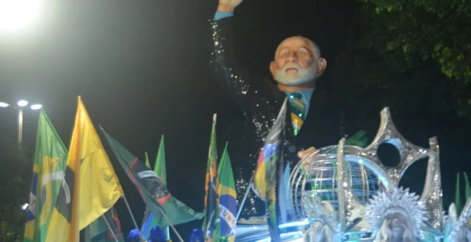 Lula beija bandeira da Imperatriz Leopoldinense em desfile vibrante no Rio de Janeiro