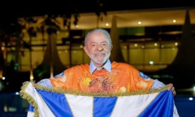 TRF-2 nega pedido de ex-assessora de Flávio Bolsonaro para proibir desfile em homenagem a Lula