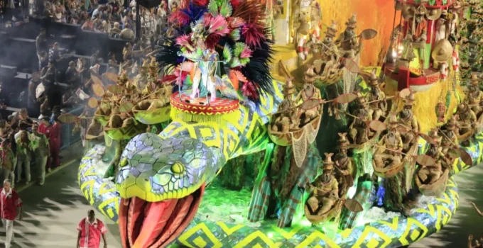 Mangueira Brilha no Carnaval 2026 com Enredo "Mestre Sacaca do Encanto Tucuju - O Guardião da Amazônia Negra"