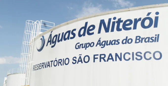 Água com espuma e odor em Niterói: Moradores relatam alterações e concessionária investiga cisternas sujas