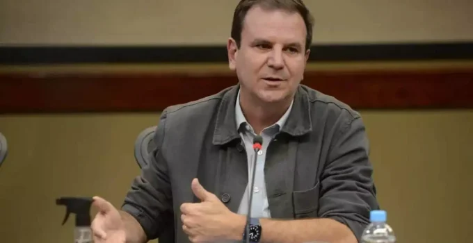 Vídeo: Eduardo Paes é criticado por imitar pessoas cegas em camarote da Sapucaí durante Carnaval do Rio