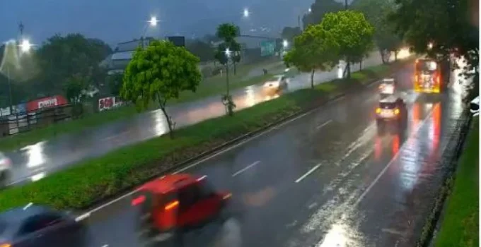 Forte Chuva Causa Bolsões d'Água e Transtornos na Volta para Casa no Rio de Janeiro na Quarta de Cinzas