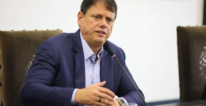 Tarcísio de Freitas se diz 'agredido' por desfile da Acadêmicos de Niterói em homenagem a Lula no Carnaval do RJ