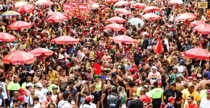 Carnaval 2026: Brasil atrai 300 mil turistas internacionais e fatura quase US$ 186 milhões