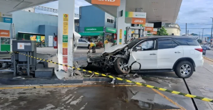 Carro Colide em Bomba de Gasolina na Zona Oeste do Rio de Janeiro; Ninguém Fica Ferido