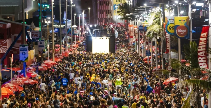 Carnaval 2024: Brasil atrai 300 mil turistas estrangeiros e gera US$ 186 milhões em receita