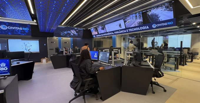 Chefe de Polícia de Nova York visita Rio e conhece CompStat e CIVITAS para aprimorar segurança municipal