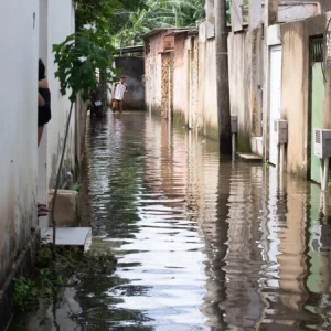 Santa Cruz: Moradores do Lote 2 desabafam sobre 'rotina de abandono' e enchentes recorrentes após forte chuva