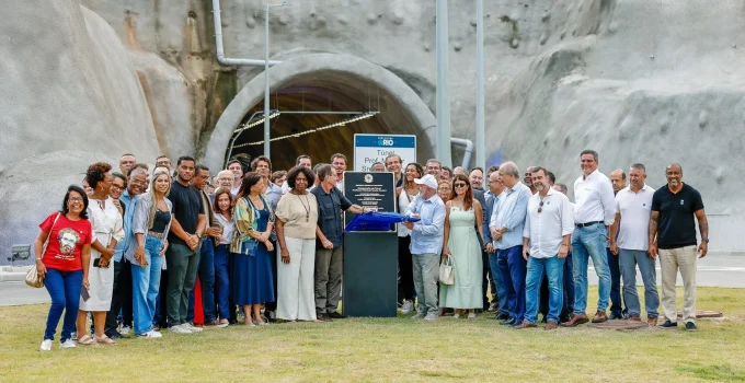 Lula corre 500 metros ao som de Missão Impossível em inauguração de túnel no Rio de Janeiro