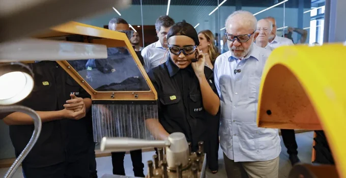 Lula critica políticos que fazem 'política no TikTok' e reforça apoio a Eduardo Paes no Rio