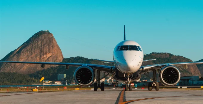 Azul registra alta de até 170% na procura por voos ao Rio de Janeiro impulsionada pelo show gratuito de Shakira em Copacabana