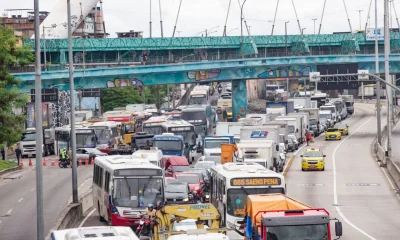 Carreta tomba na Avenida Brasil e causa grande congestionamento no Rio de Janeiro nesta terça (10)