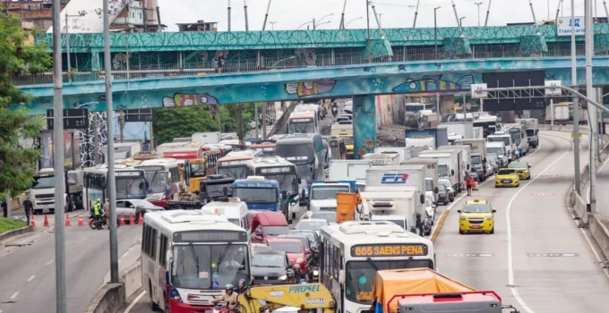 Carreta tomba na Avenida Brasil e causa grande congestionamento no Rio de Janeiro nesta terça (10)