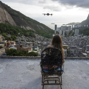 Vídeos com Drone na Rocinha: Turismo em Favelas Cariocas Reacende Debate sobre Romantização da Pobreza