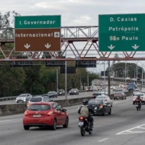 Acidente com Três Motos e um Carro na Linha Vermelha Deixa Duas Pessoas Feridas Perto do Galeão