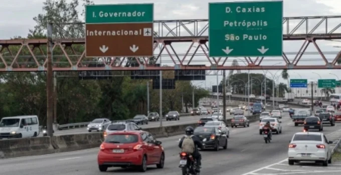 Acidente com Três Motos e um Carro na Linha Vermelha Deixa Duas Pessoas Feridas Perto do Galeão