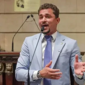 Vereador Salvino Oliveira é solto após 2 dias preso e alega ser 'vítima de briga política'