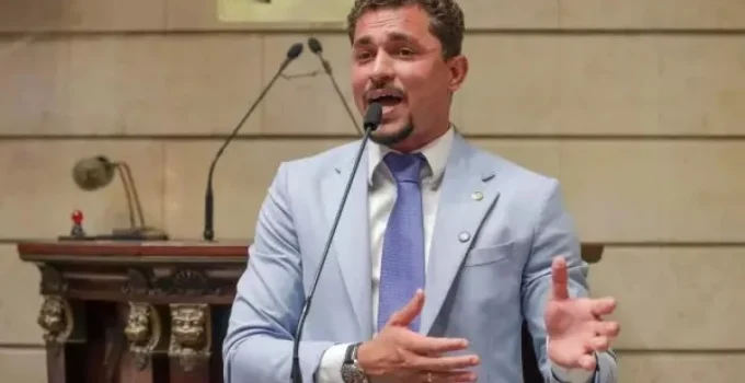 Vereador Salvino Oliveira é solto após 2 dias preso e alega ser 'vítima de briga política'