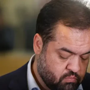 Cláudio Castro se reúne com cúpulas de partidos após TSE e adia decisão sobre permanência no cargo