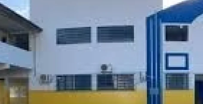 Ataque a tiros em Itaperuna: Professora e alunos baleados em quadra escolar; veja detalhes