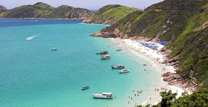 Arraial do Cabo: O "Caribe Brasileiro" com Águas Geladas e Transparência Surpreendente a 165 km do Rio