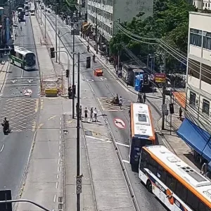 Ônibus sequestrados e usados como barricadas no Rio: Trânsito é afetado na Zona Oeste