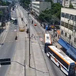 Bandidos Sequestram Cinco Ônibus e Formam Barricadas Durante Operação Policial na Praça Seca, RJ