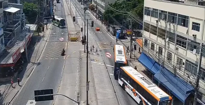 Bandidos Sequestram Cinco Ônibus e Formam Barricadas Durante Operação Policial na Praça Seca, RJ