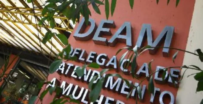 Vítima de estupro na Barra, mulher autista deixa o Rio com a família por falta de segurança após crime