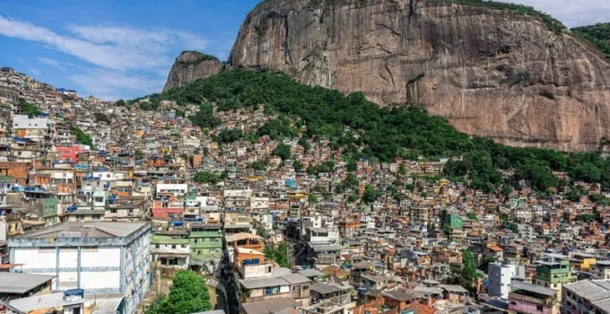 Turismo Comunitário no Rio: Tours de Mototáxi na Rocinha e Vidigal Atraem Mais de 50 Mil Visitantes em Dois Meses