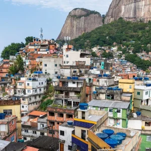 Turismo em Favelas: Rocinha e Vidigal Atraem Mais de 50 Mil Reservas de Passeios com Drone e Moto Táxi Desde Janeiro