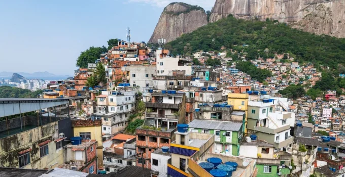 Turismo em Favelas: Rocinha e Vidigal Atraem Mais de 50 Mil Reservas de Passeios com Drone e Moto Táxi Desde Janeiro