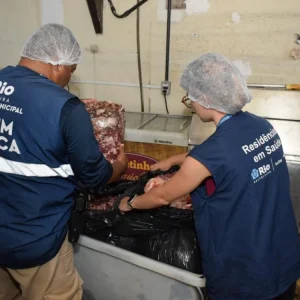 Fábrica Clandestina de Espetinhos Interditada no Andaraí: 700kg de Alimentos Impróprios Apreendidos