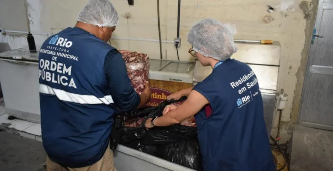 Fábrica Clandestina de Espetinhos Interditada no Andaraí: 700kg de Alimentos Impróprios Apreendidos