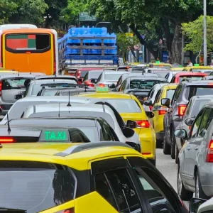 Roubo de carros dispara 5% no Rio de Janeiro, enquanto furtos de celular caem 3,1%