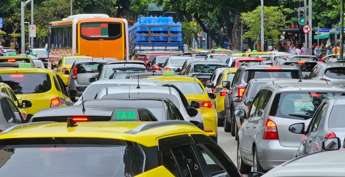 Roubo de carros dispara 5% no Rio de Janeiro, enquanto furtos de celular caem 3,1%