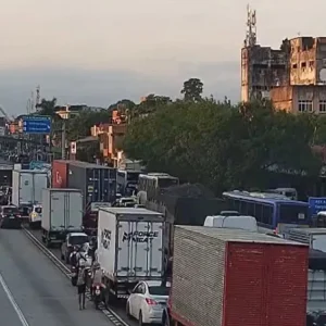 Tiroteio na Maré Interrompe Trânsito na Avenida Brasil e Afeta Serviço de BRT