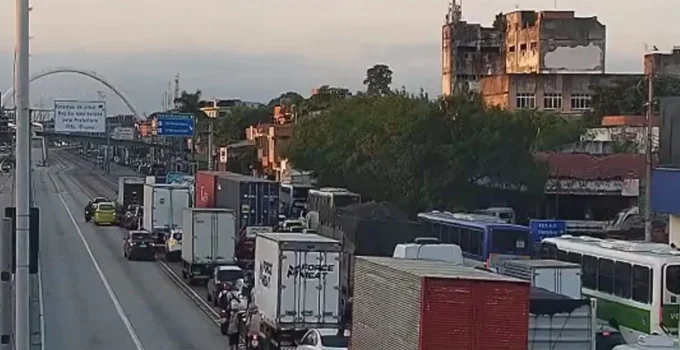 Tiroteio na Maré Interrompe Trânsito na Avenida Brasil e Afeta Serviço de BRT