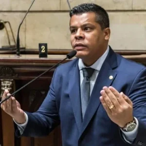 Justiça do Rio garante imunidade parlamentar a Leonel de Esquerda e rejeita ação de Rogério Amorim