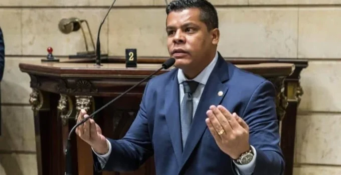 Justiça do Rio garante imunidade parlamentar a Leonel de Esquerda e rejeita ação de Rogério Amorim