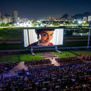 Cinema ao ar Livre no Rio: Tela Gigante, Shows e Gastronomia Invadem o Jockey Club