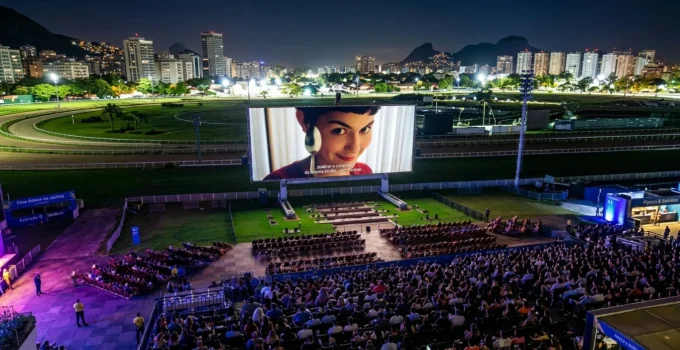 Cinema ao ar Livre no Rio: Tela Gigante, Shows e Gastronomia Invadem o Jockey Club