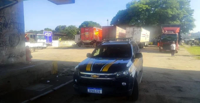 PRF intensifica fiscalização na Ponte Rio-Niterói e autua caminhões por irregularidades e excesso de velocidade