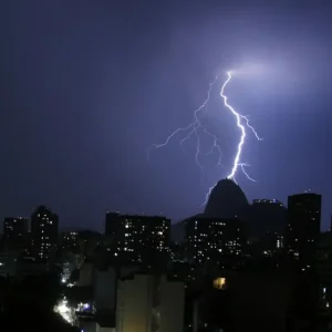 Verão no Rio termina com recorde de estresse térmico e mais de 7 mil raios; outono chega com queda de temperatura
