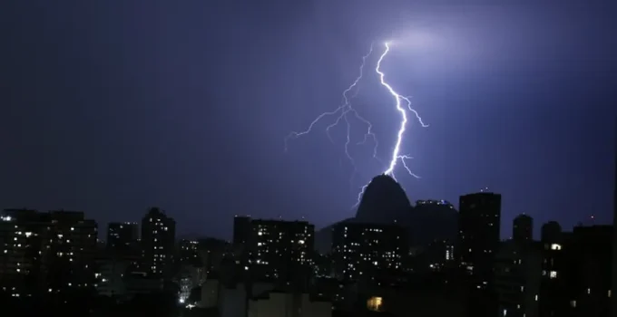 Verão no Rio termina com recorde de estresse térmico e mais de 7 mil raios; outono chega com queda de temperatura