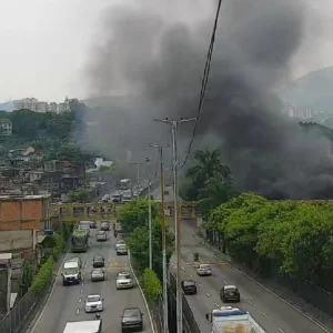 Incêndio na Cidade de Deus causa fumaça intensa e afeta visibilidade na Linha Amarela