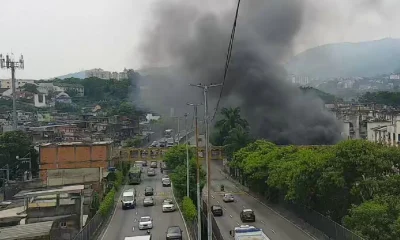 Incêndio na Cidade de Deus causa fumaça intensa e afeta visibilidade na Linha Amarela