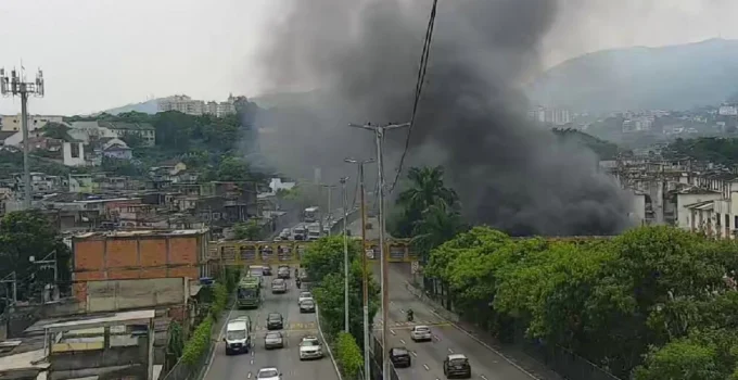 Incêndio na Cidade de Deus causa fumaça intensa e afeta visibilidade na Linha Amarela