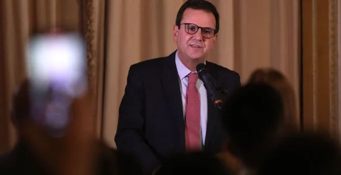 Eduardo Paes deixa Prefeitura do Rio para disputar governo estadual nas eleições