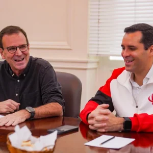 Eduardo Cavaliere assume Prefeitura do Rio vestindo camisa do Flamengo após 43 anos; Eduardo Paes brinca